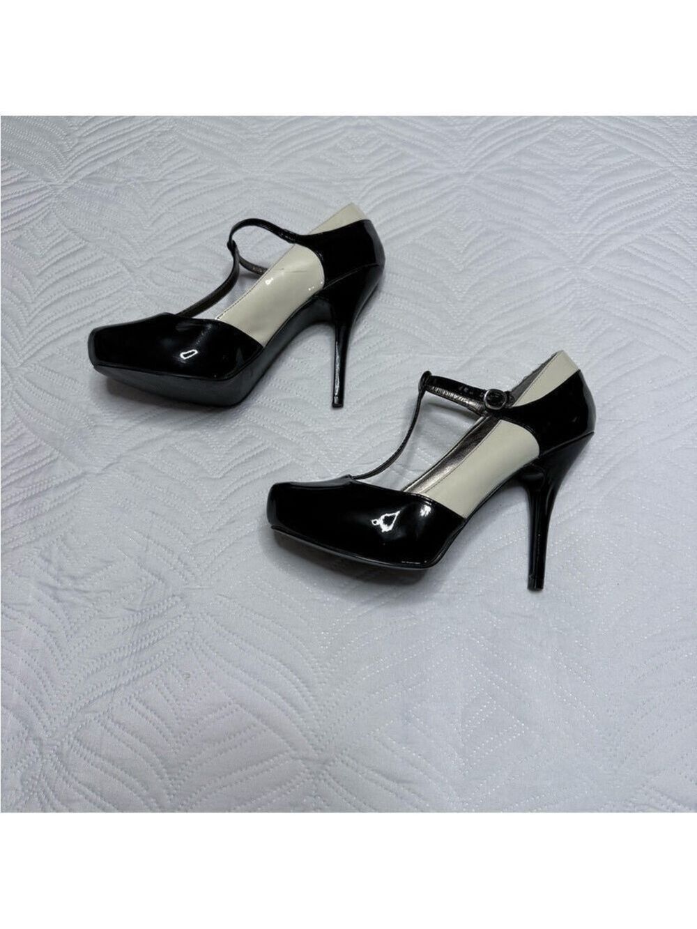 Guess Petra Women’s Black & Cream Patent Leather T-Strap Heel Pump. Size 8 - Picture 3 of 8